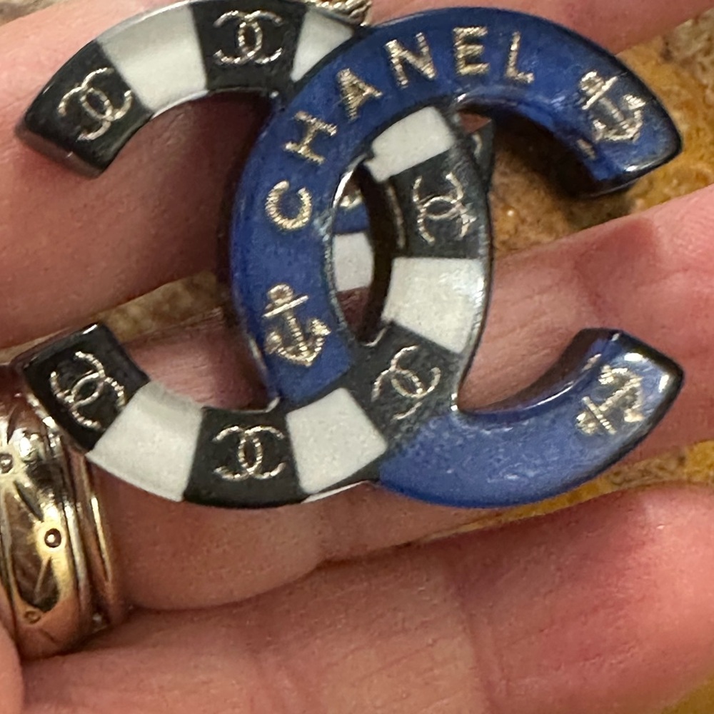 CHANEL Blue and Black Interlocking CC Earrings - Picture 4 of 6